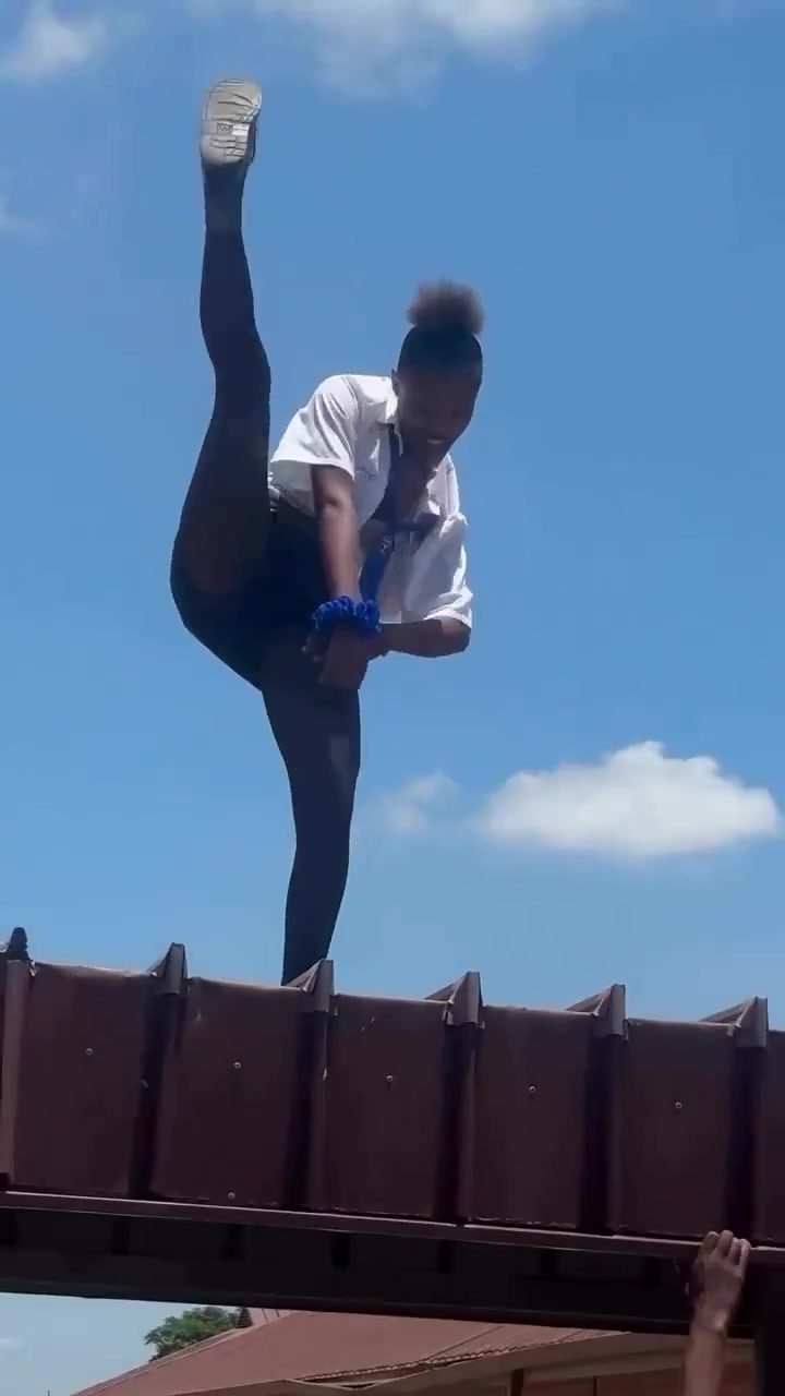 Mzansi schoolgirl shakes ass on the roof