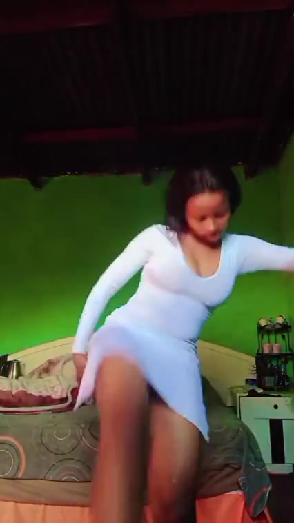 Zulu girl one leg up