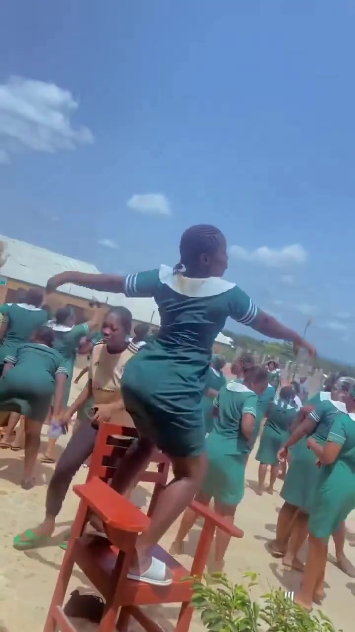 African schoolgirls shaking their asses