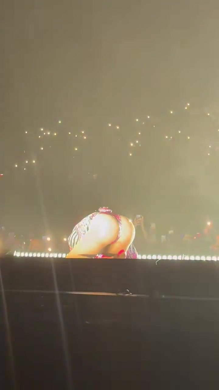 Doja Cat half naked on stage at SunBet Arena