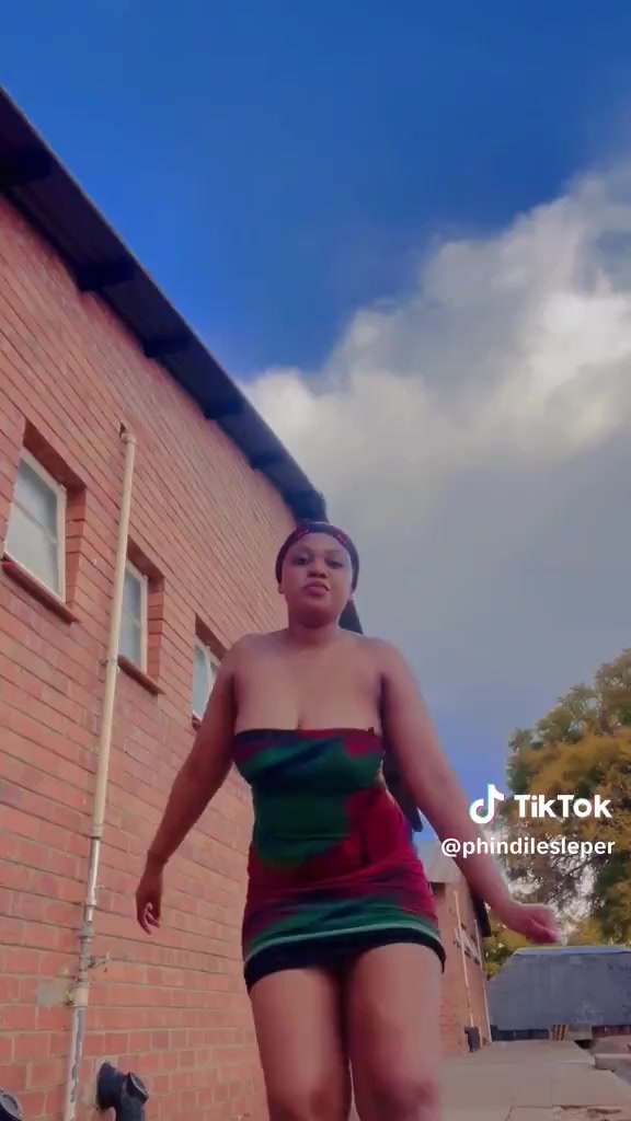 uskirt zulu dance outside